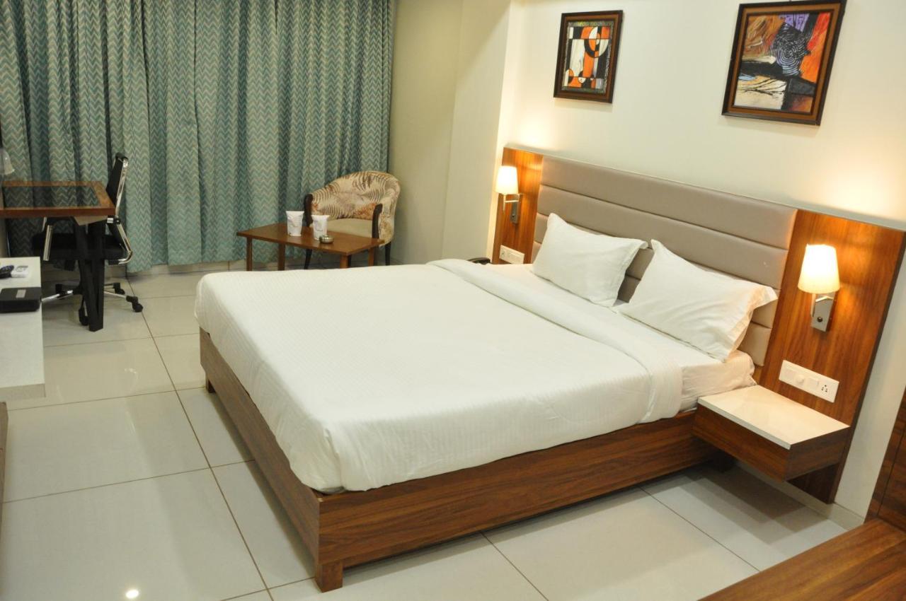 Hotel Sapphire Inn Godhra Exterior foto