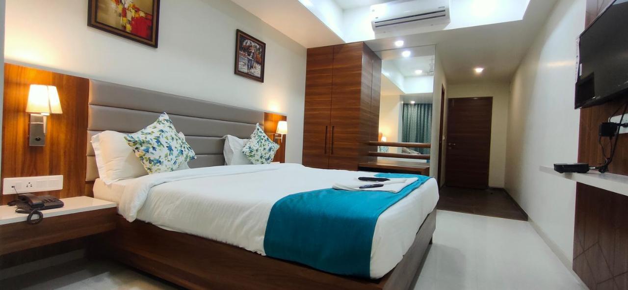 Hotel Sapphire Inn Godhra Exterior foto