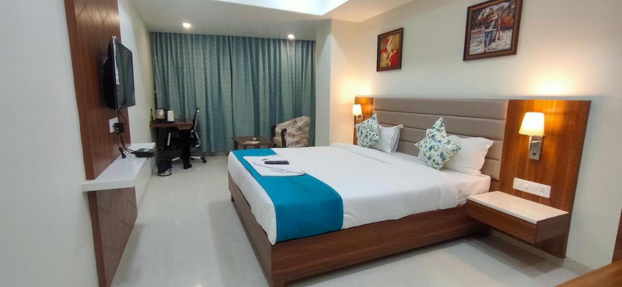 Hotel Sapphire Inn Godhra Exterior foto
