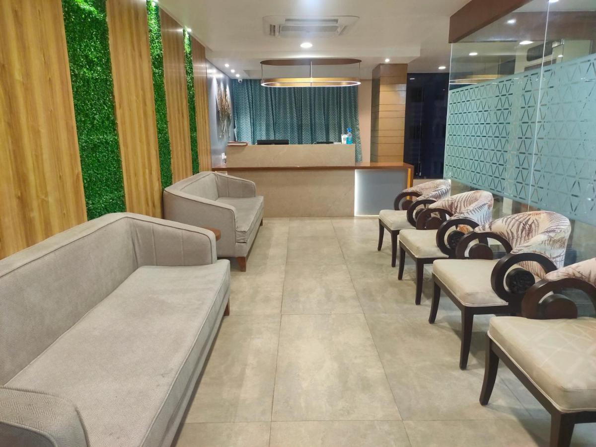 Hotel Sapphire Inn Godhra Exterior foto