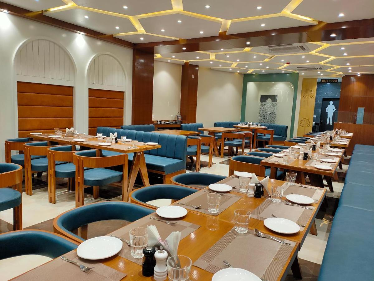 Hotel Sapphire Inn Godhra Exterior foto