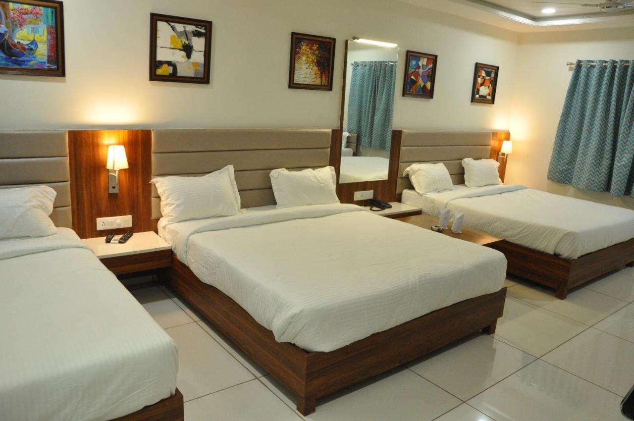 Hotel Sapphire Inn Godhra Exterior foto