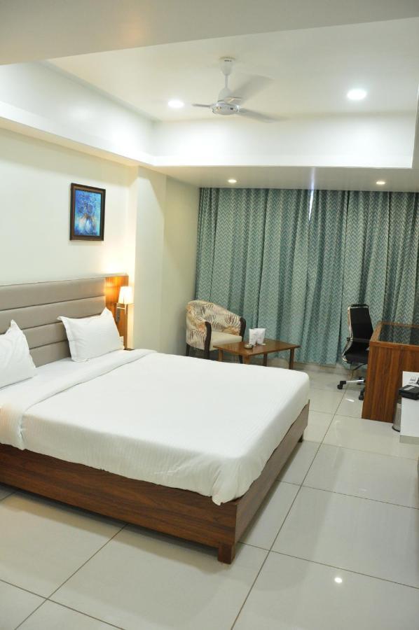 Hotel Sapphire Inn Godhra Exterior foto