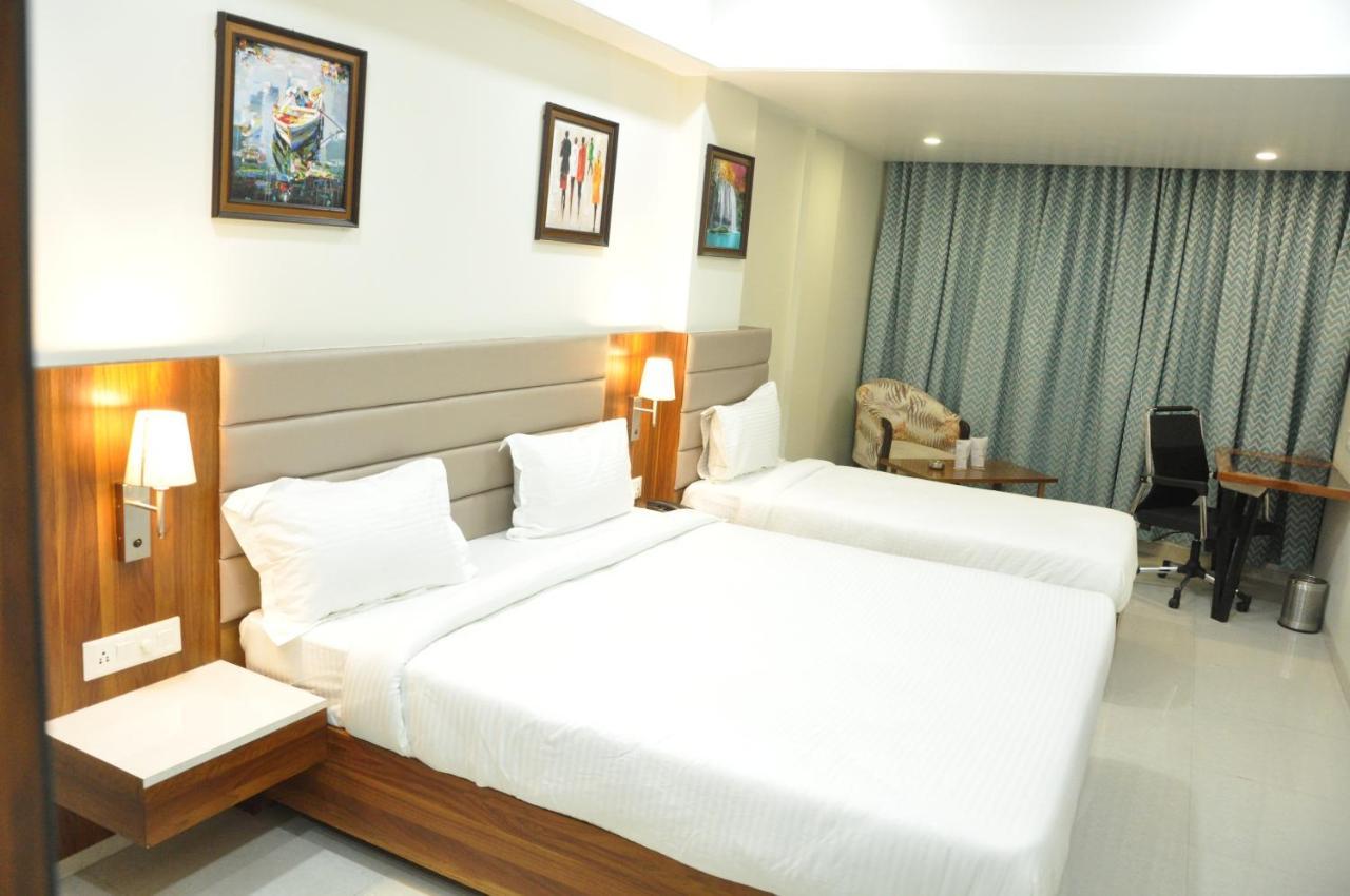 Hotel Sapphire Inn Godhra Exterior foto