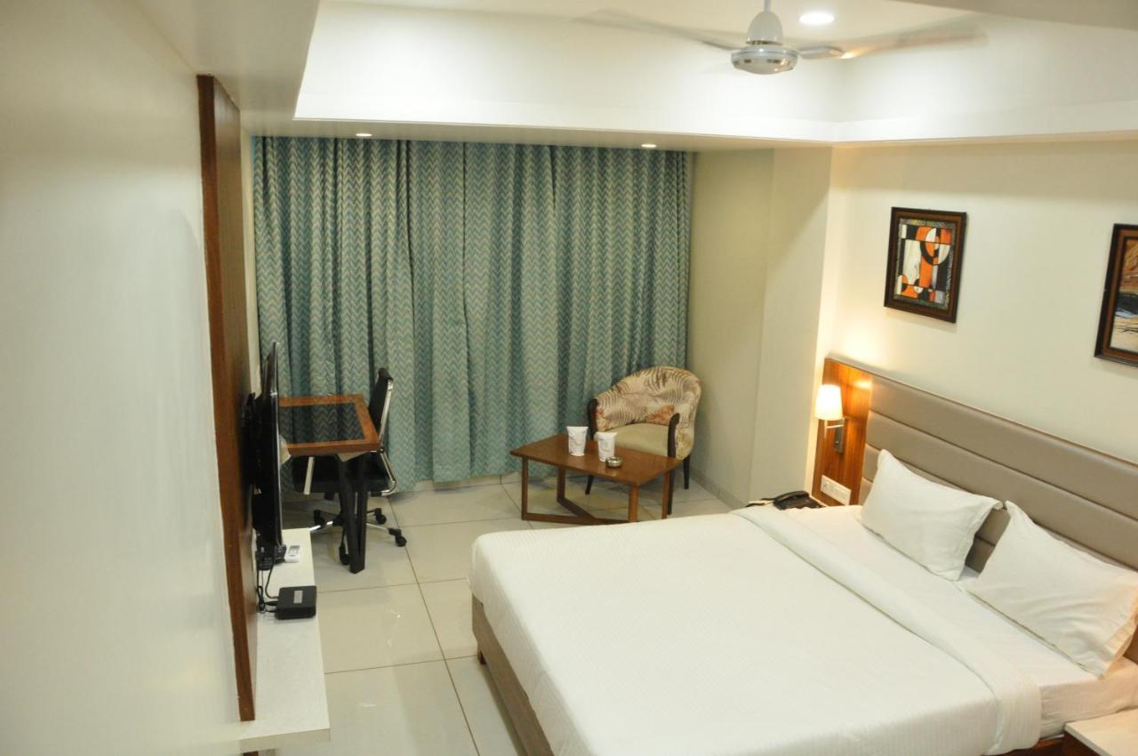 Hotel Sapphire Inn Godhra Exterior foto